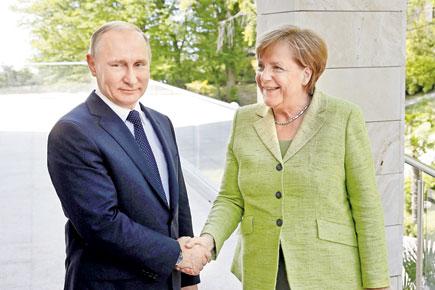 Russian President Vladimir Putin welcomes German Chancellor Angela Merkel 