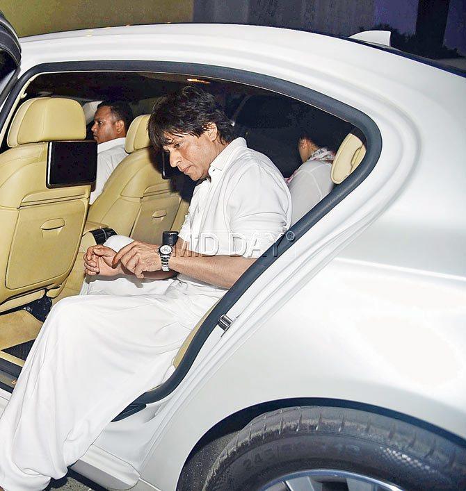 Shah Rukh Khan arrives for the prayer meet. Pics/Sameer Markande