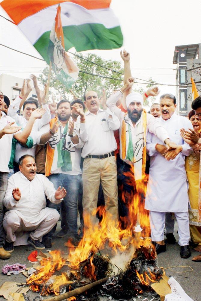 Congress workers burn the effigy of Pakistan PMâu00c2u0080u00c2u0088Nawaz Sharif in Jammu yesterday. Pic/PTI