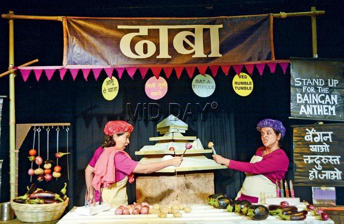 Choiti Ghosh (left) and Padma Damodaran during a staging of Dhaaba, at The Cuckoo Club, Bandra. Pic/SATEJ SHINDE 