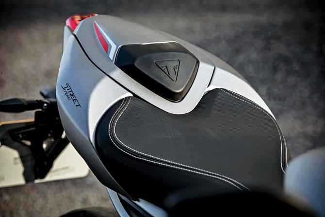 The rear cowl can be replaced with a seat for pillion