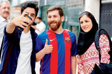 Lionel Messi lookalike takes selfies with fans, almost jailed