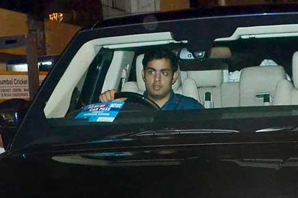Check out Mumbai Indians' owner Akash Ambani driving his swanky car!