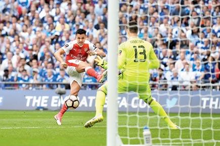 Alexis Sanchez helps Arsenal take lead