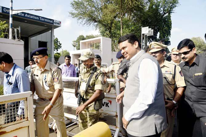 CM Devendra Fadnavis arrives in the city from Latur on Thursday. Pic/Pradeep Dhivar