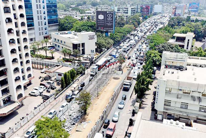 The closure of the east-bound stretch of the ROB has led to traffic snarls at the MTNL junction in Goregaon (West). Pics/Rane Ashish