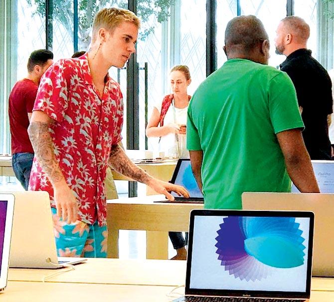 Justin Bieber at a tech showroom in Dubai