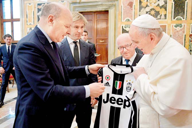 Lazio president Claudio Lotito and Juventus vice-Chairman Pavel Nedved present their team’s official jersey to Pope Francis at the Clementine Hall in the Vatican yesterday. Pics/AFP