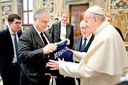 Juventus, Lazio teams gift jerseys to Pope Francis