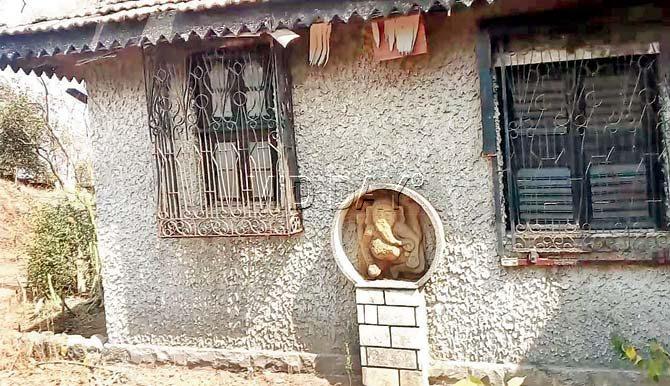 Eight robbers fled with art pieces, idols and other valuables from late actress Nutan’s bungalow in Parsik Hills. Pics/Datta Kumbhar