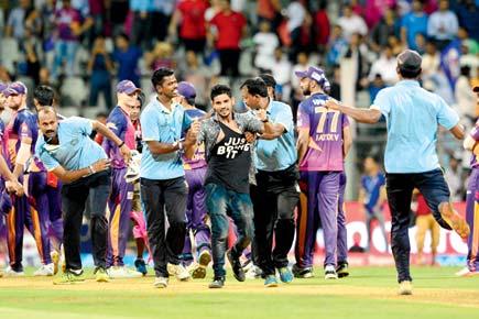 IPL 2017: Fan jumps fence for MS Dhoni's autograph, only to lose it