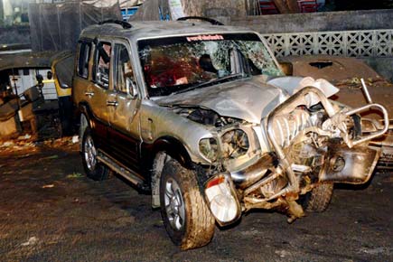 Mumbai: Speeding SUV loses control, crashes into tree; 3 injured