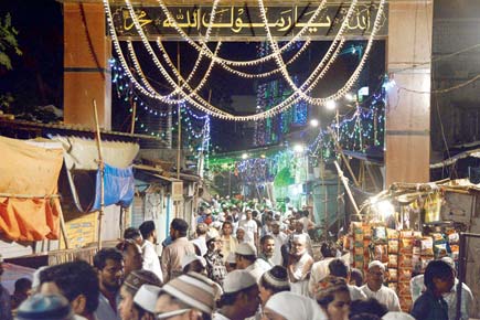 Mumbai: On Shab-e-Baraat, cops and Muslims keep vigil together