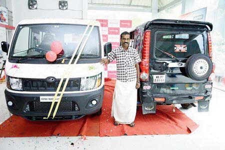 Sunil with his auto and the new vehicle; (inset) Anand Mahindra. Pic/Anand Mahindra on Twitter