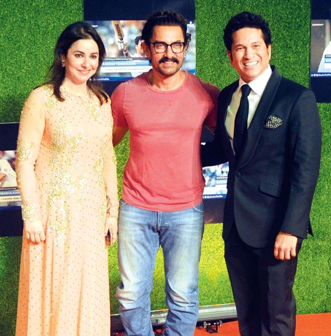 Aamir Khan with Sachin Tendulkar and Anjali Tendulkar at Sachin : A Billion Dreams premiere in Mumbai