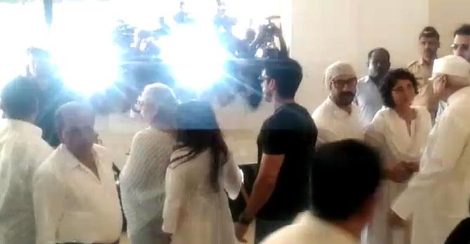 Aamir Khan and wife Kiran Rao, Farhan Akhtar, and other celebs at Vinod Khanna