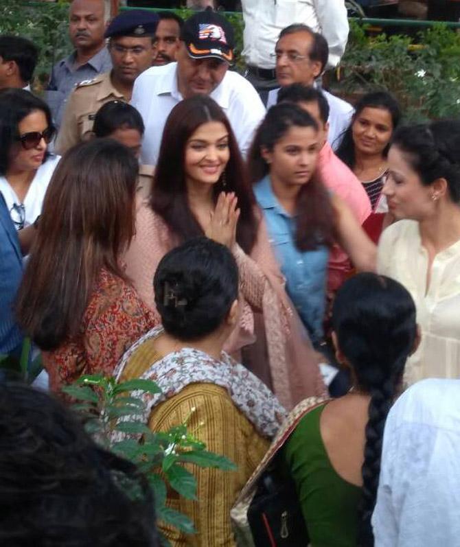 Aishwarya Rai Bachchan arrives in Bandra, Mumbai to unveil Rouble Nagi