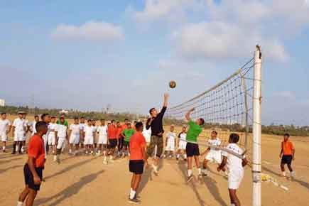 Photos: Akshay Kumar plays volleyball with Navy men in Mumbai