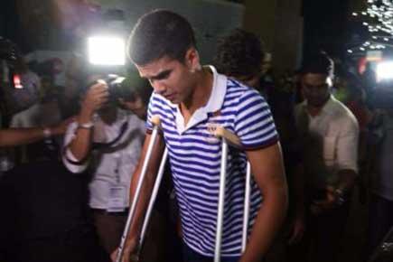 'Desi' Justin Bieber, Arjun Tendulkar goes for original's show on crutches
