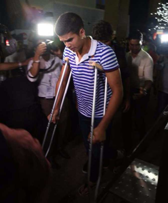 Arjun Tendulkar attended the Justin Bieber concert in Navi Mumbai despite carrying a leg injury