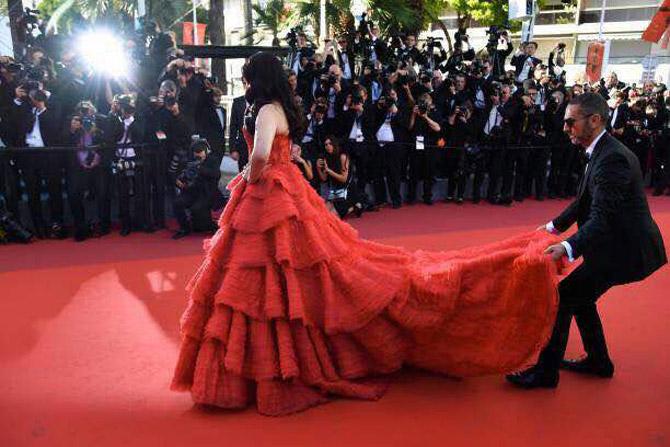 Cannes 2017: Aishwarya Rai Bachchan looks ravishing in red! See photos