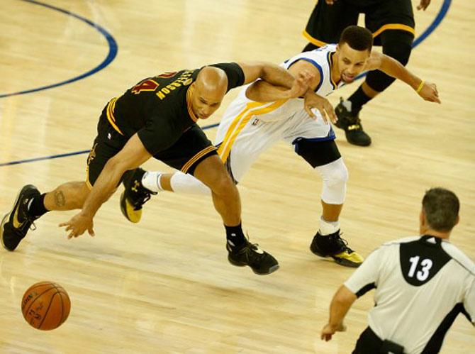 Golden State Warriors guard Stephen Curry (R) and Cleveland Cavaliers forward Richard Jefferson (L)