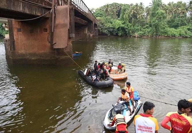 Rescue workers and navy divers look for survivors near the foot bridge collapse site in Curchorem, South Goa. One person died and several others were feared missing after a bridge collapsed in the popular Indian tourist state of Goa, police and reports said late Thursday. AFP PHOTO