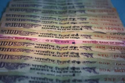 Mumbai: I-T officer held in Rs 2 cr bribery case used Rs 5 notes as 'signals'