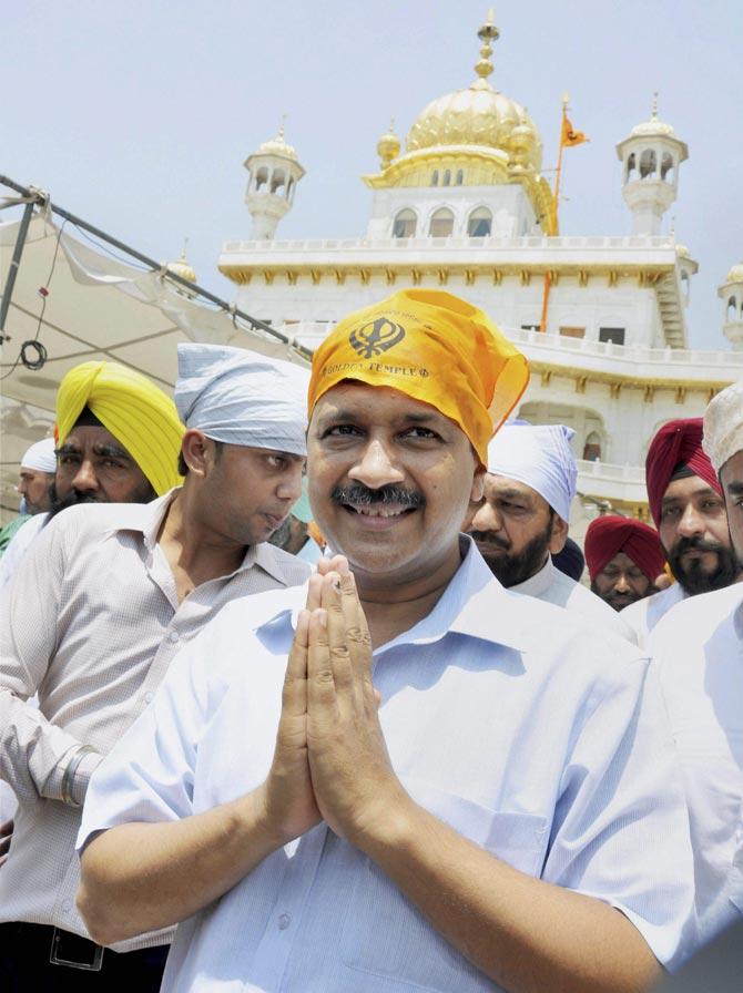  Kejriwal visits Golden Temple, meets AAP leaders in Amritsar
