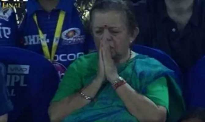 Prayer Aunt hard at work to ensure the gods smile down upon Mumbai Indians