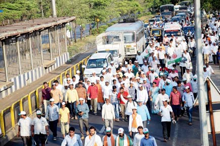 Pune farmers travel on foot from Pune to Mumbai to seek debt relief from CM