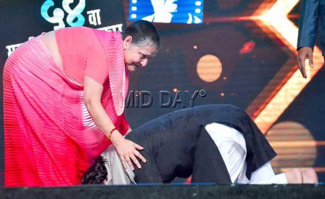 Jackie Shroff touches her feet after receiving the award