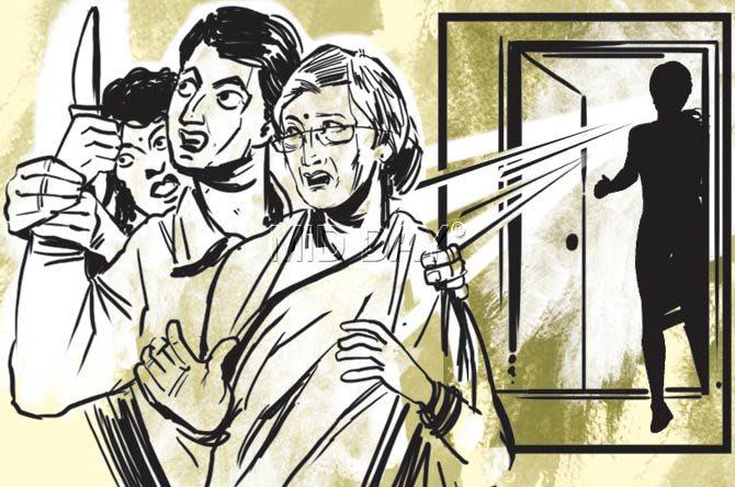 After the elderly woman shouts for help, her daughter-in-law Nilam rushes out from the other room. She catches the robber by surprise, trying to pin his hands down.