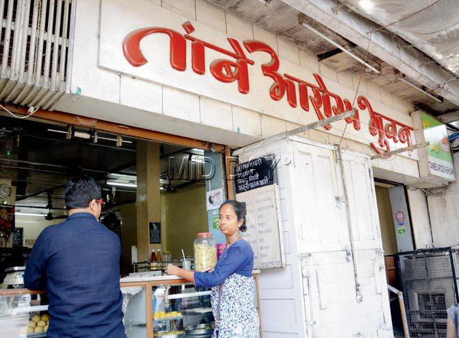 The takeaway counter at Tambe Arogya Bhuvan, which overlooks the footpath on NC Kelkar Marg