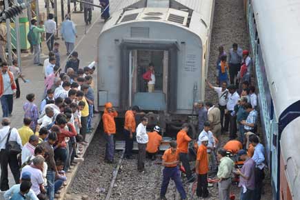 Mumbai-Lucknow express derails at Unnao; no casualty