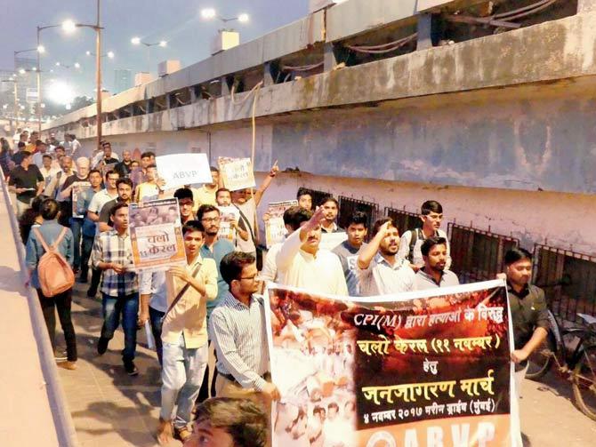 The ABVP rallyists emerge from Marine Lines and go down to Marine Drive onward to Churchgate