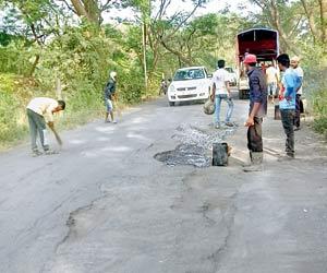Ravindra Waikar addresses potholed roads in Aarey Colony with PWD