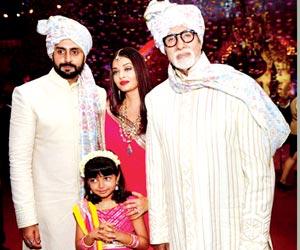 Whose wedding did the Bachchans attend in Mumbai?