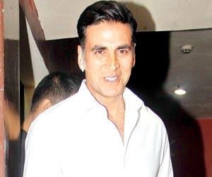 Akshay Kumar shoots for his show despite running with high temperature
