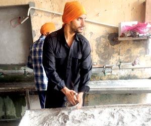 'Inside Edge' actor Angad Bedi cooks for langar