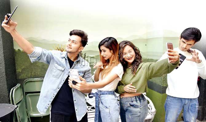 (L to R) Awez Darbar, Nagma Mirajkar, Aashika Bhatia, and Farhan Khan, all stars  on music.ly, at Versova Social. Pic/Pradeep Dhivar