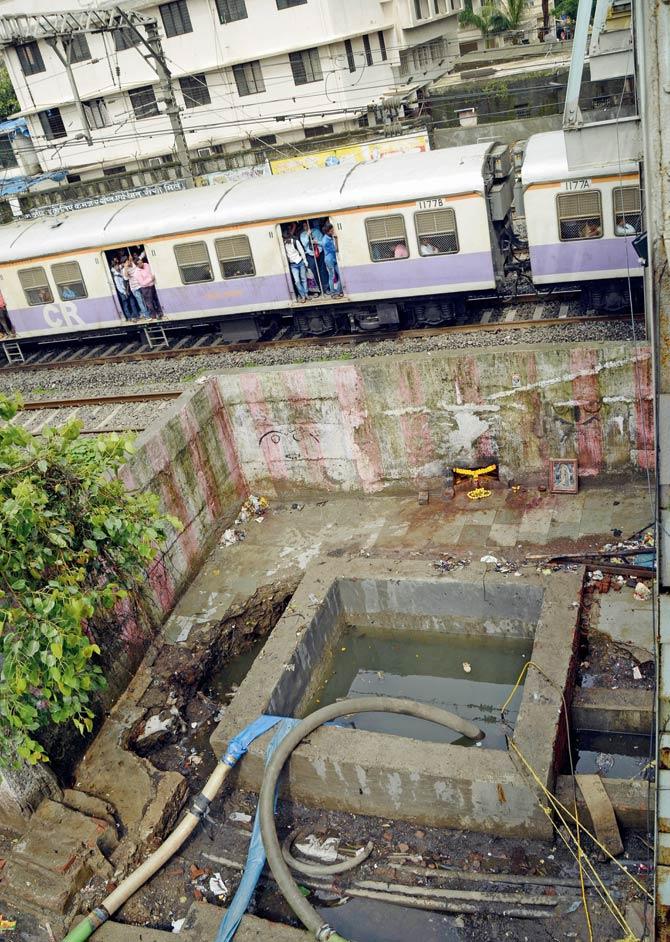 The overflowing sewage under Sion-Dharavi foot-over-bridge. Pic/Sneha Kharabe