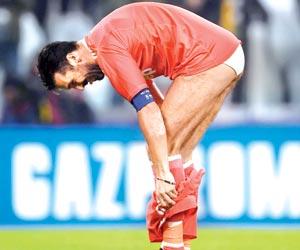 Gianluigi Buffon stuns a football fan, gives him his shorts
