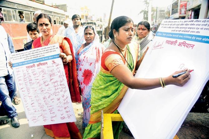 Sattyabhama Bhujan Saundarmal, 33, and Deepali Patil, 30, of the Nirdhar Samajik Sevabhavi Sanstha have started a signature campaign, seeking gender justice for Salve. Pics/Sameer Markande