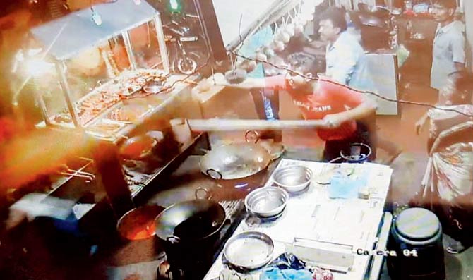 A CCTV grab shows the accused throwing hot oil at the victim. Pic/Navneet Barhate