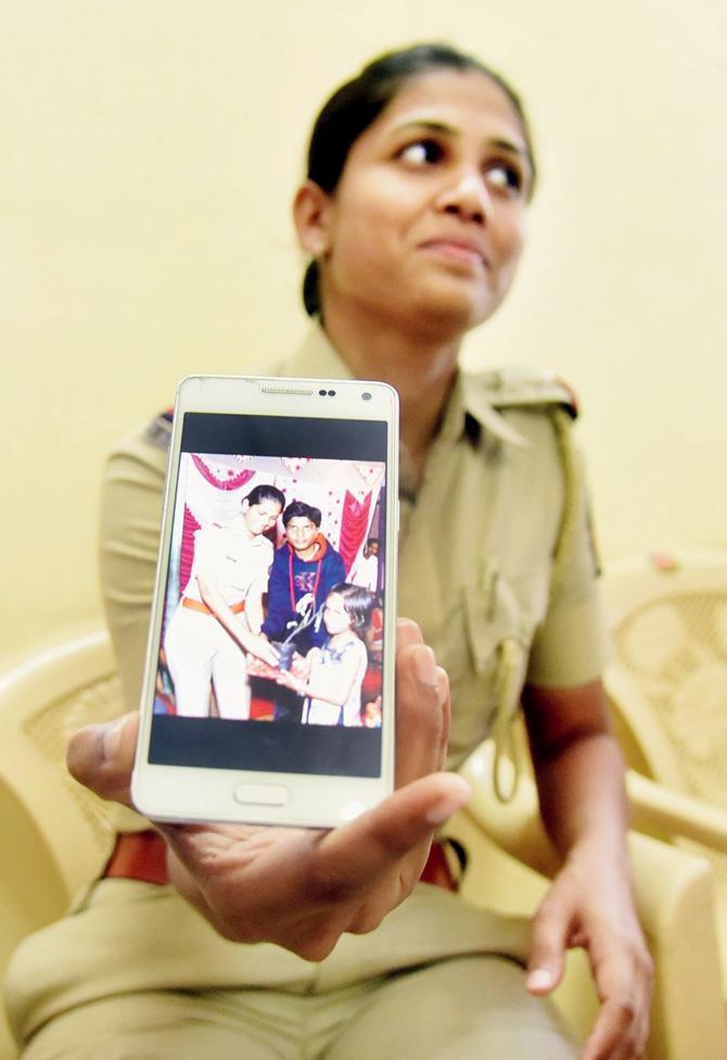 PSI Priyanka Phand, who worked with Salve in the anti-eve-teasing squad, shares a picture of them being felicitated