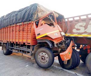 Truck driver dies in bid to overtake trailer on Mumbai-Pune Expressway