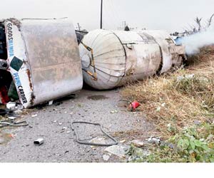 Gas leak on Mumbai-Nasik highway leads to panic as truck rams into tanker