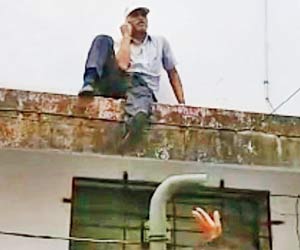 High drama at Vasai court after man creates ruckus by climbing atop roof