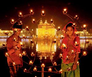 Devotees celebrate Guru Nanak's 548th birthday in Amritsar